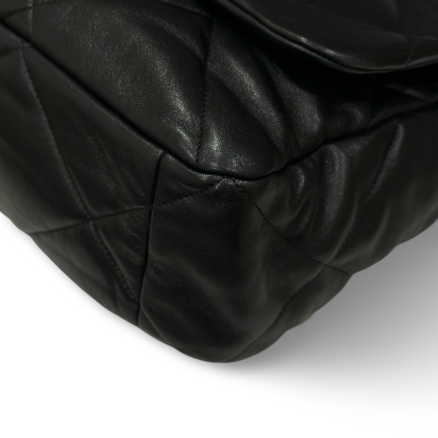 Chanel Classic Lambskin Maxi 19bag Bag - GHW / Black