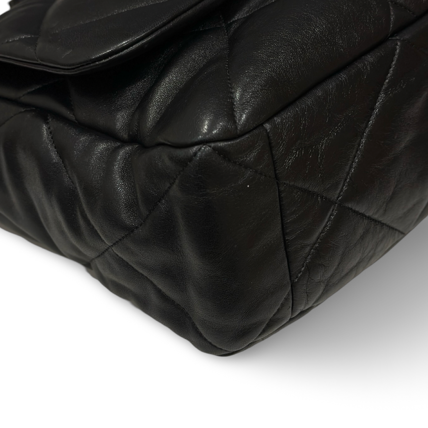 Chanel Classic Lambskin Maxi 19bag Bag - GHW / Black