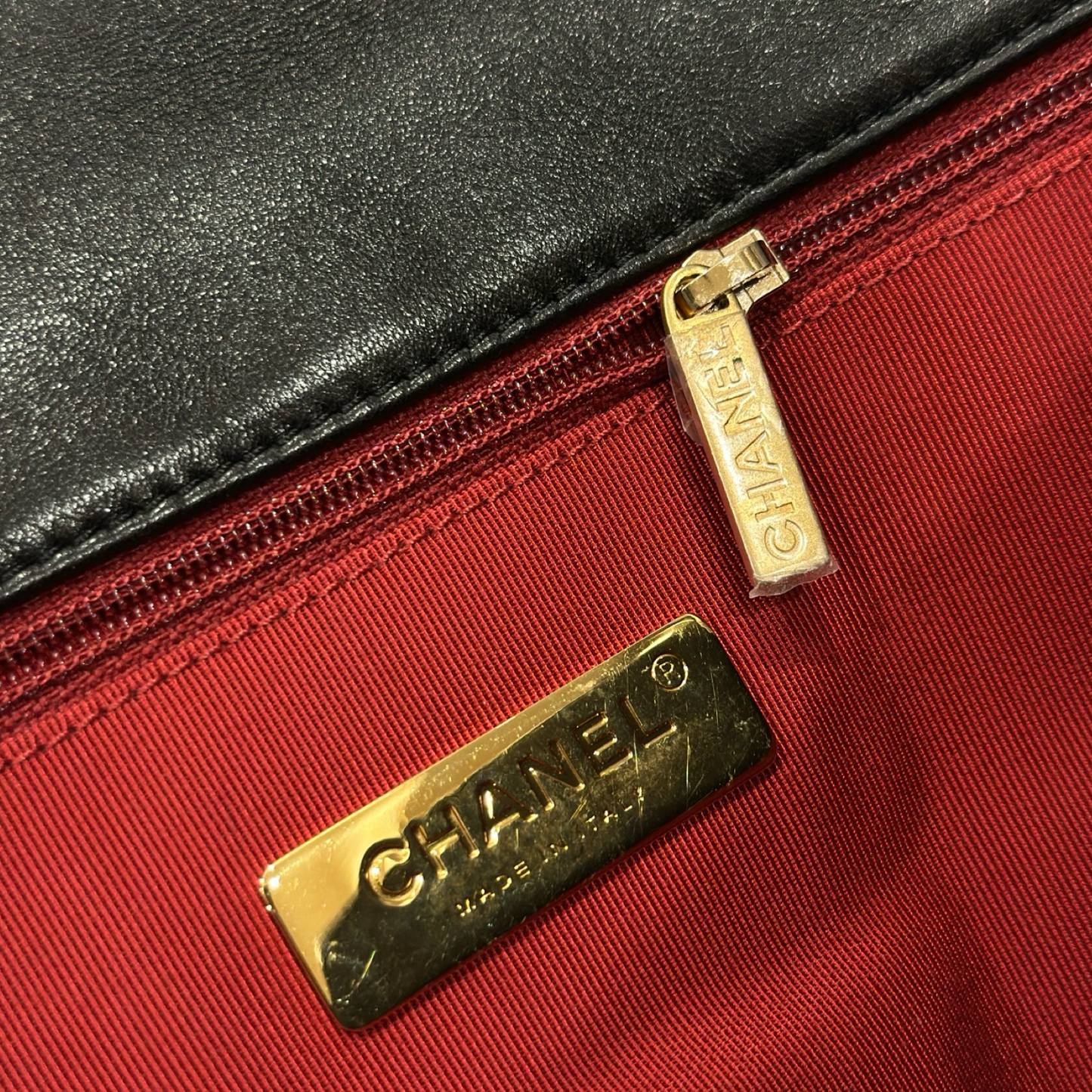 Chanel Classic Lambskin Maxi 19bag Bag - GHW / Black