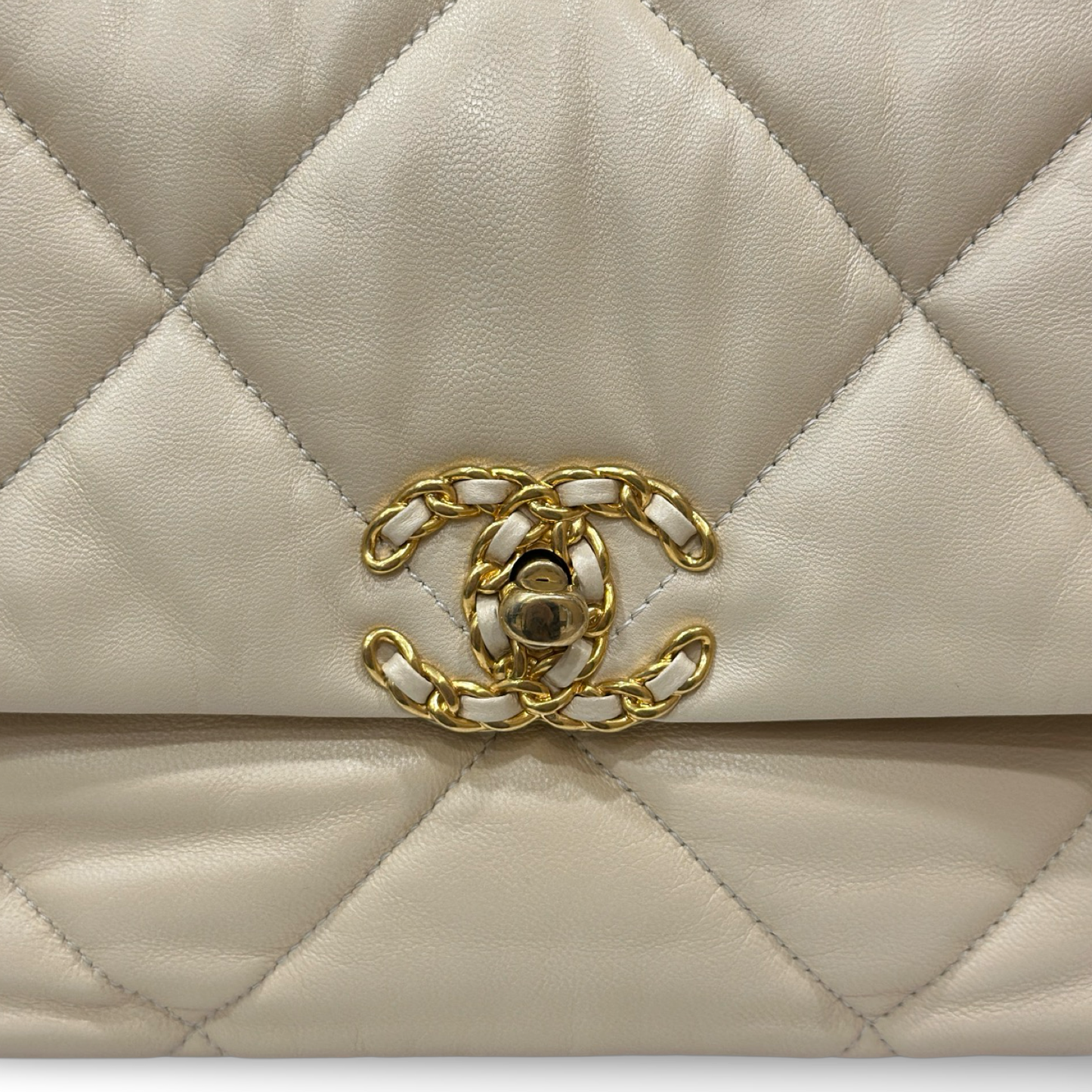 Chanel 19 Medium 小羊皮菱格紋口蓋包 - 米色 / 金釦