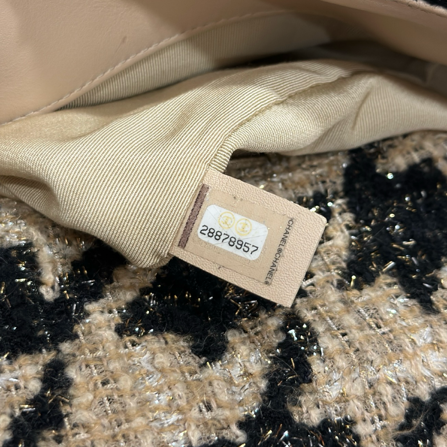 Chanel Maxi 19 米色千鳥格斜紋軟呢口蓋包 – 米黑配 / 金釦