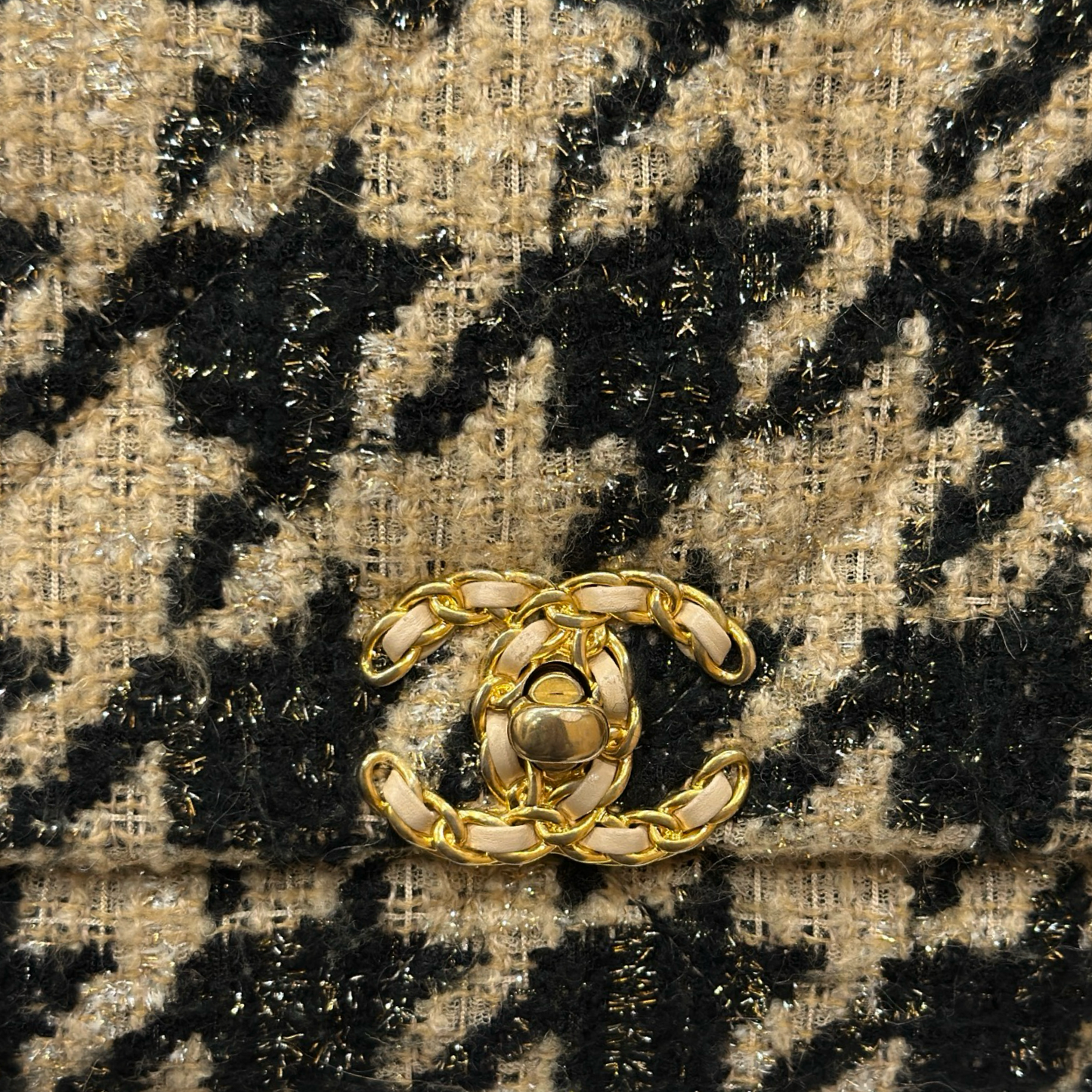 Chanel Maxi 19 米色千鳥格斜紋軟呢口蓋包 – 米黑配 / 金釦