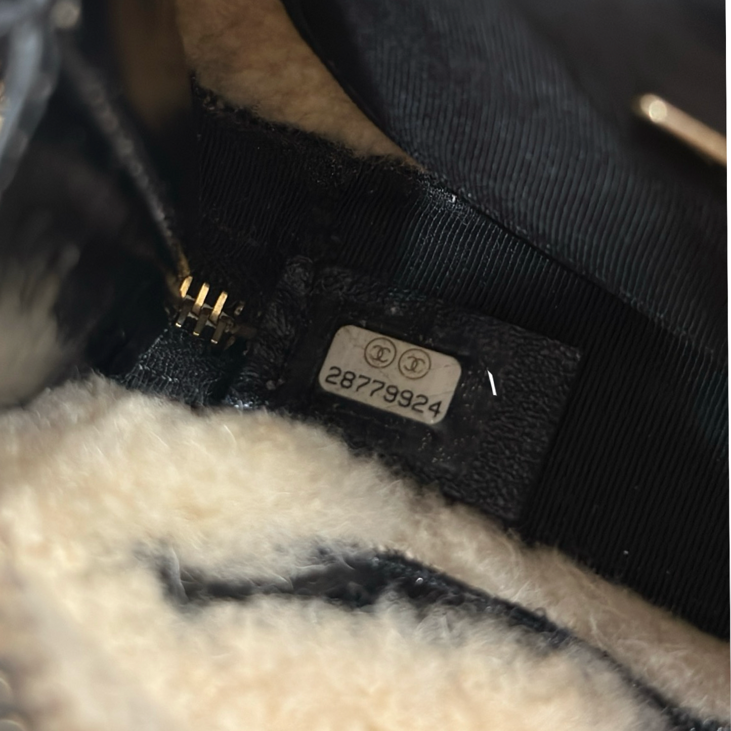 Chanel 羊絨皮革泰迪相機包 – 黑色 / 米色